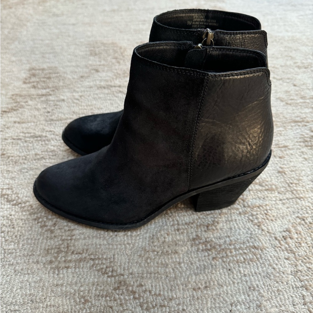 Soft Tilton black suede bootie